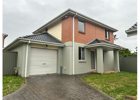 Family friendly townhouse - 2/112 Saywell Rd, Macquarie Fields NSW 2564